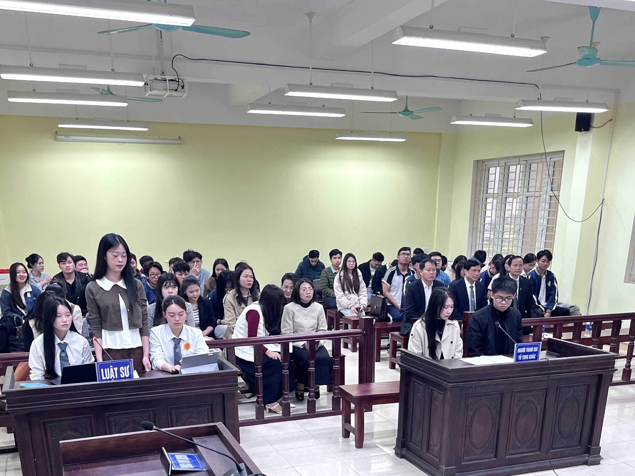 Sinh viên ngành Luật, Trường Đại học Hồng Đức thực hành nghề nghiệp qua phiên tòa giả định "Tranh chấp lao động về thanh toán tiền lương"